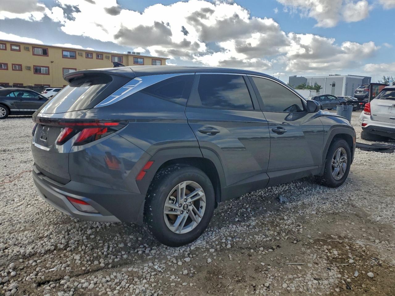 2025 HYUNDAI TUCSON SE photo 3