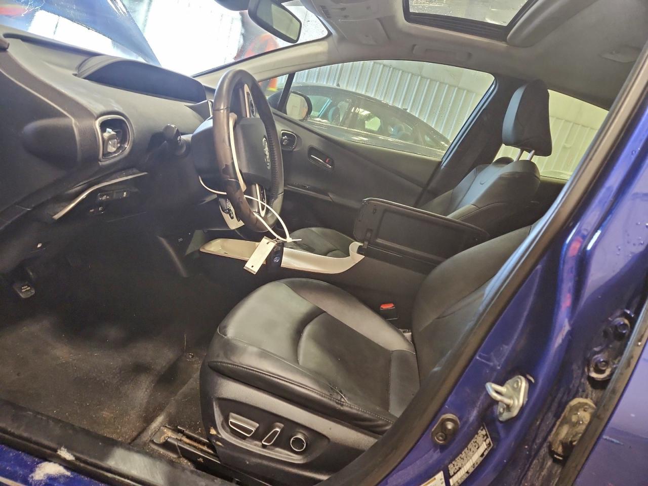 2016 TOYOTA PRIUS FOUR photo 19