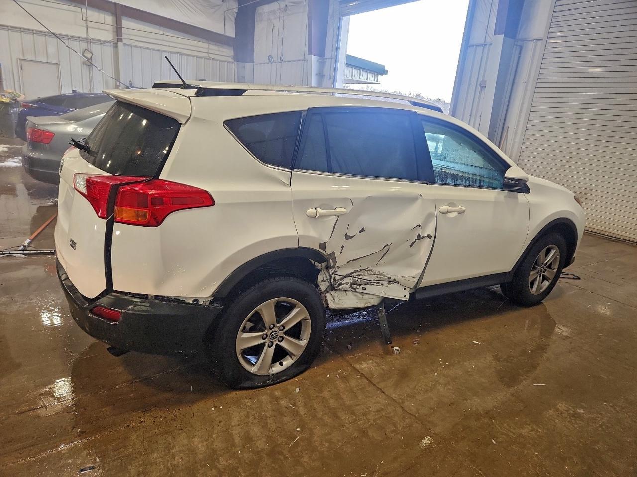 2015 TOYOTA RAV4 XLE photo 5