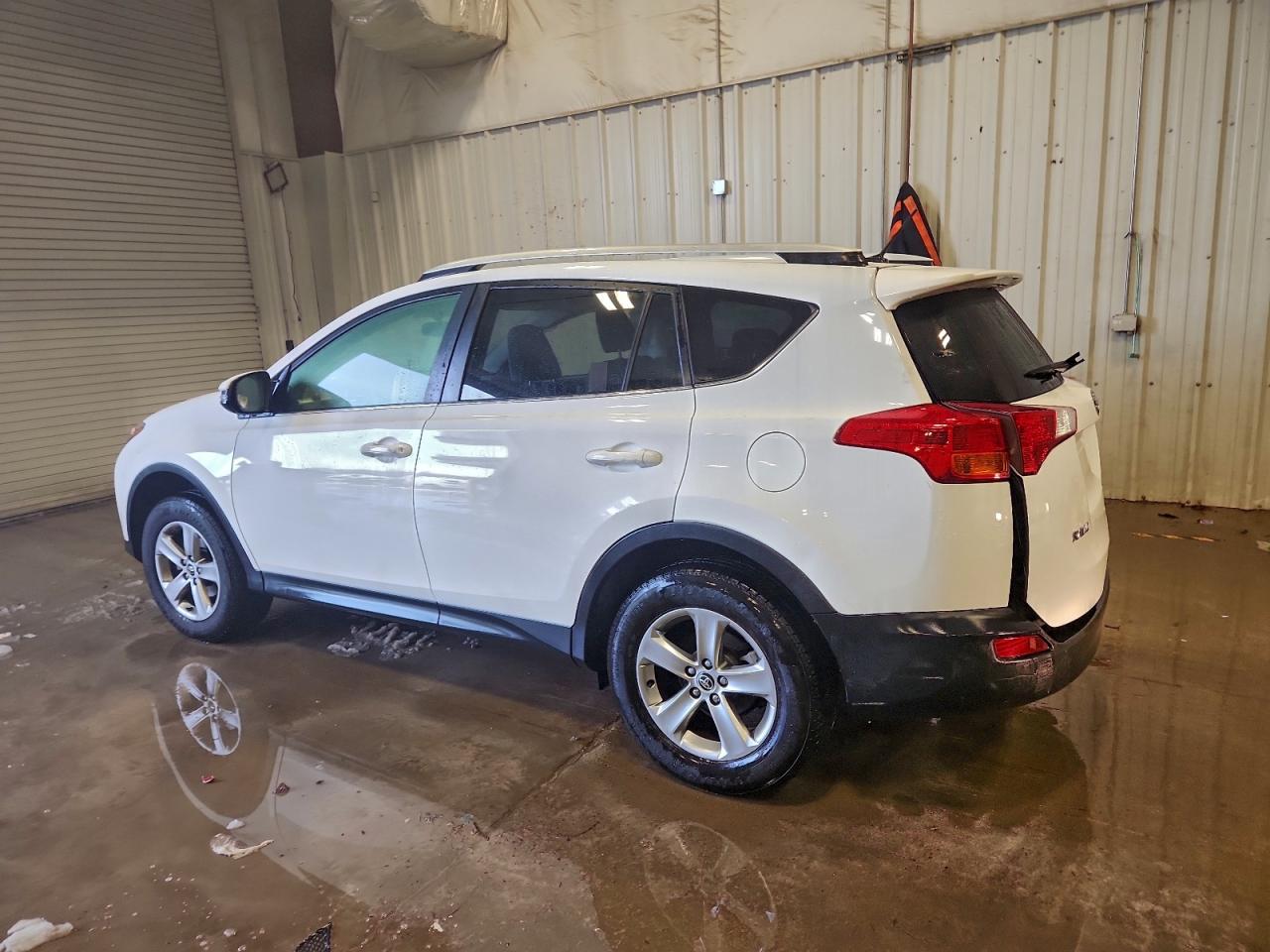 2015 TOYOTA RAV4 XLE photo 3