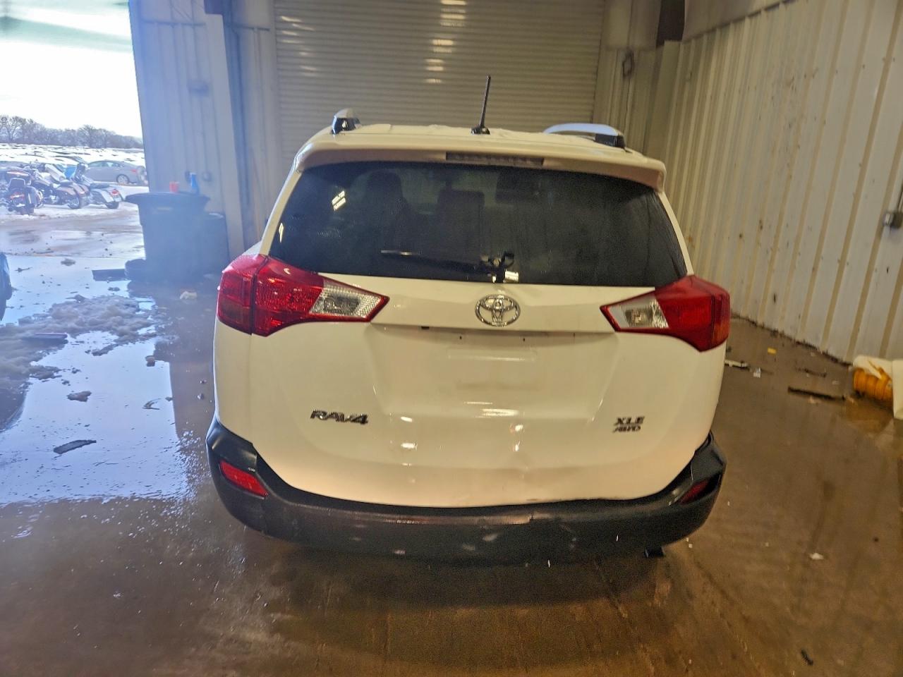 2015 TOYOTA RAV4 XLE photo 11