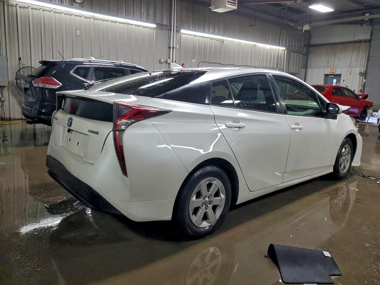 2016 TOYOTA PRIUS photo 5