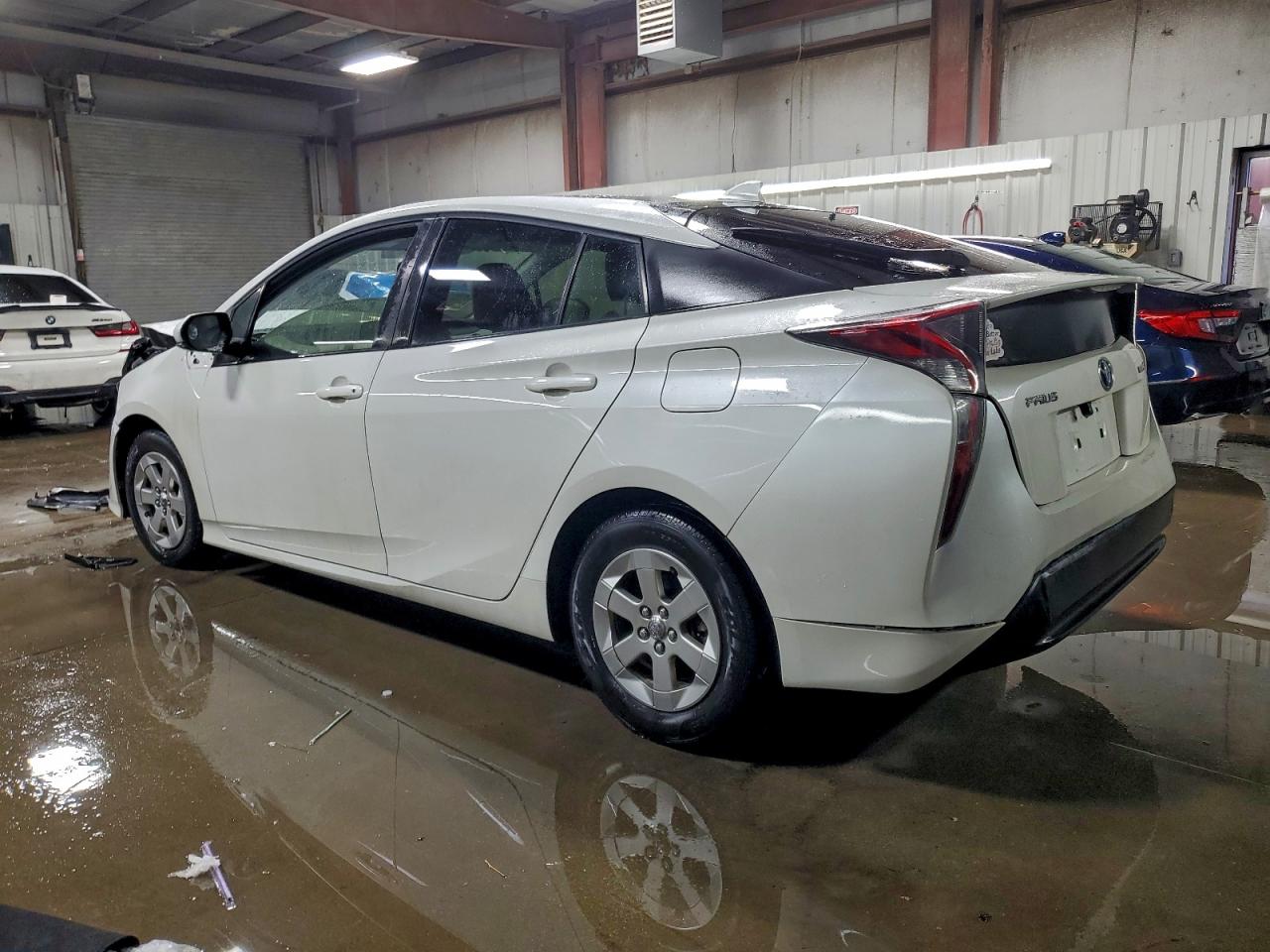 2016 TOYOTA PRIUS photo 3