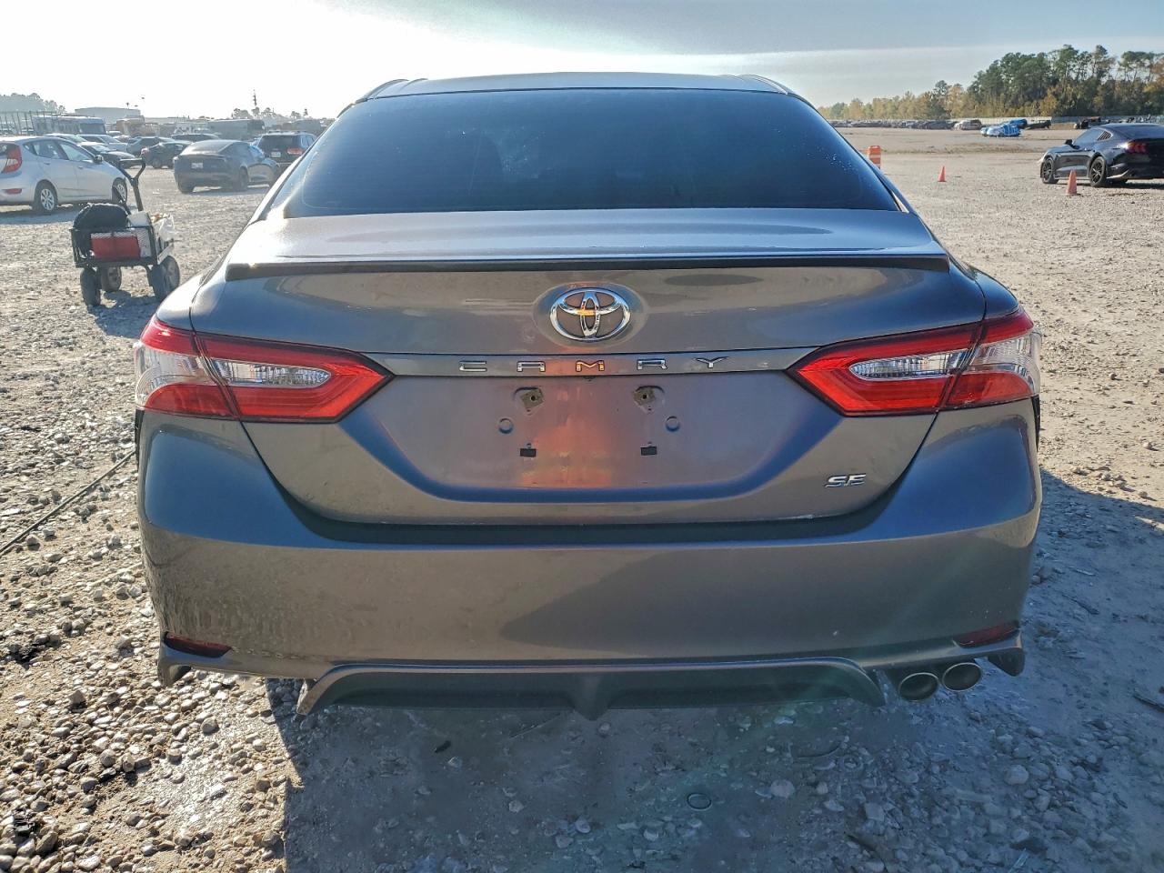 2018 TOYOTA CAMRY SE photo 16
