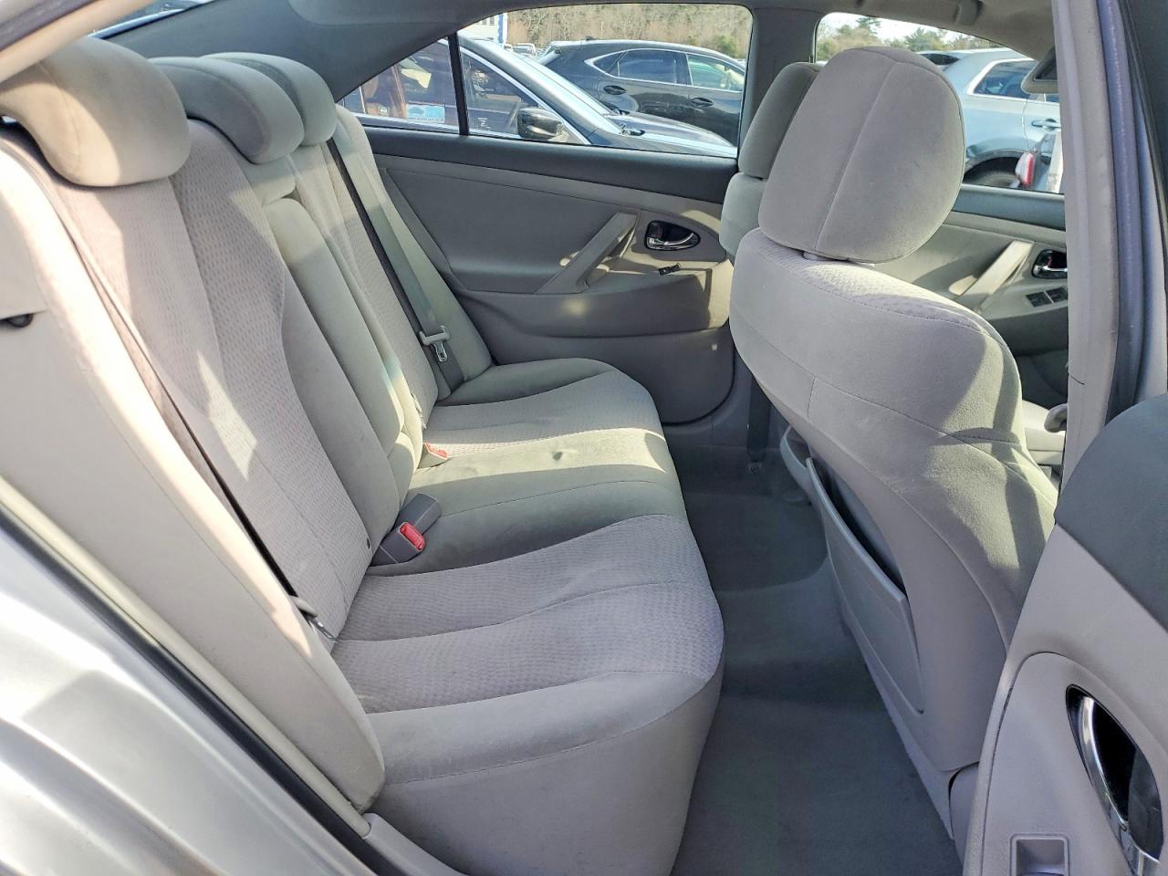 2010 TOYOTA CAMRY LE photo 10