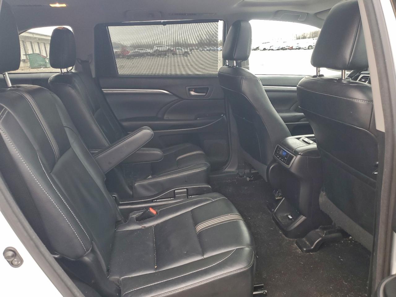 2017 TOYOTA HIGHLANDER SE photo 31