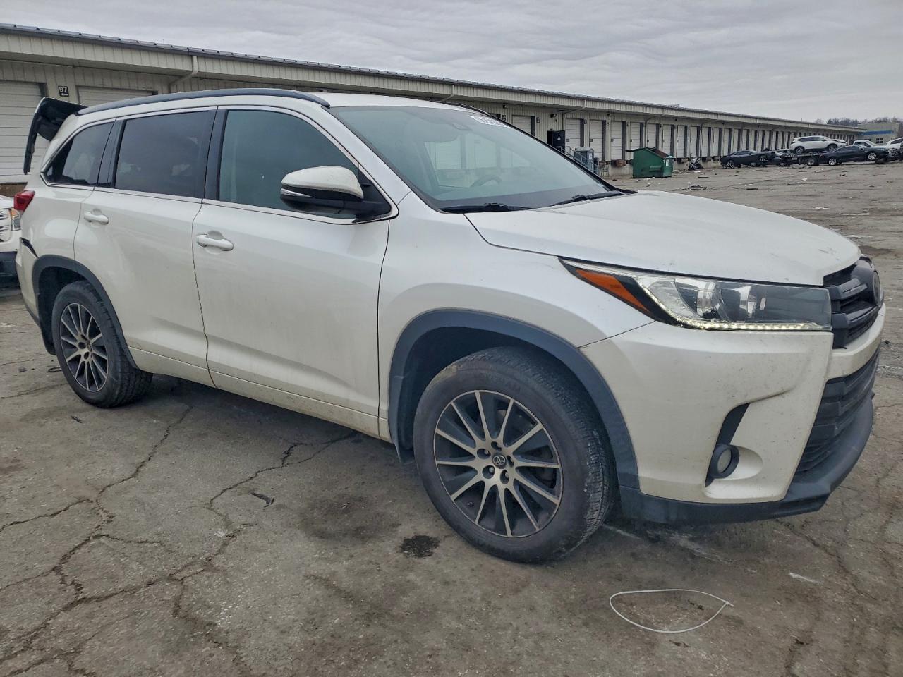 2017 TOYOTA HIGHLANDER SE photo 10