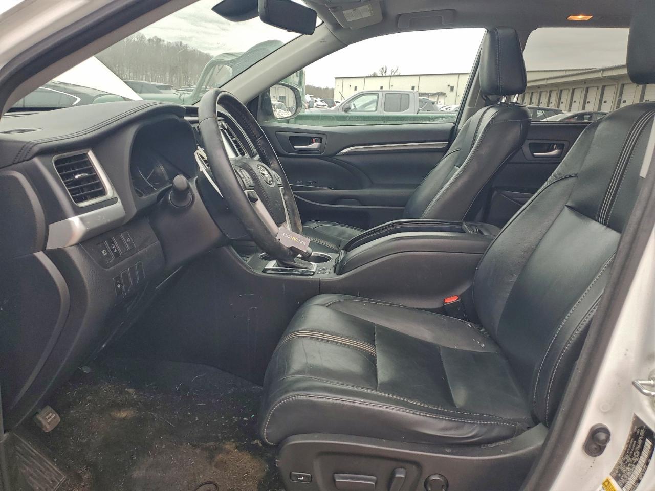 2017 TOYOTA HIGHLANDER SE photo 19