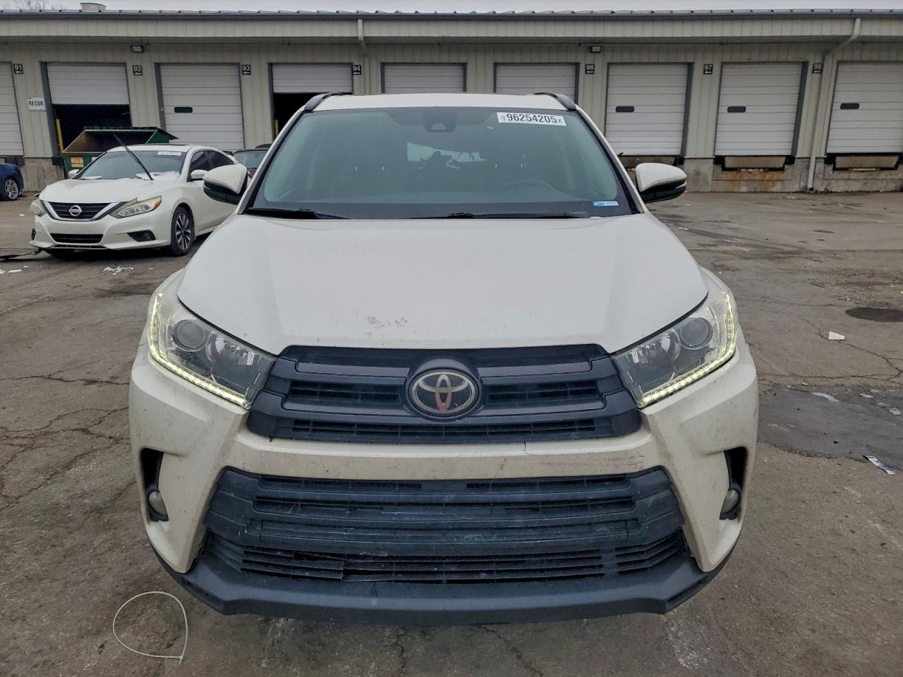 2017 TOYOTA HIGHLANDER SE photo 13