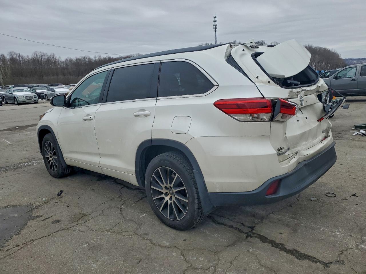 2017 TOYOTA HIGHLANDER SE photo 4