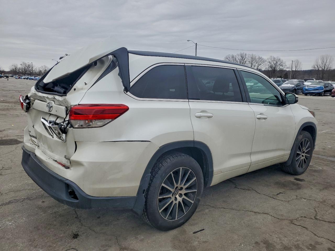 2017 TOYOTA HIGHLANDER SE photo 7