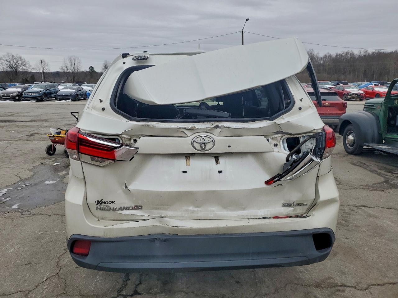 2017 TOYOTA HIGHLANDER SE photo 16