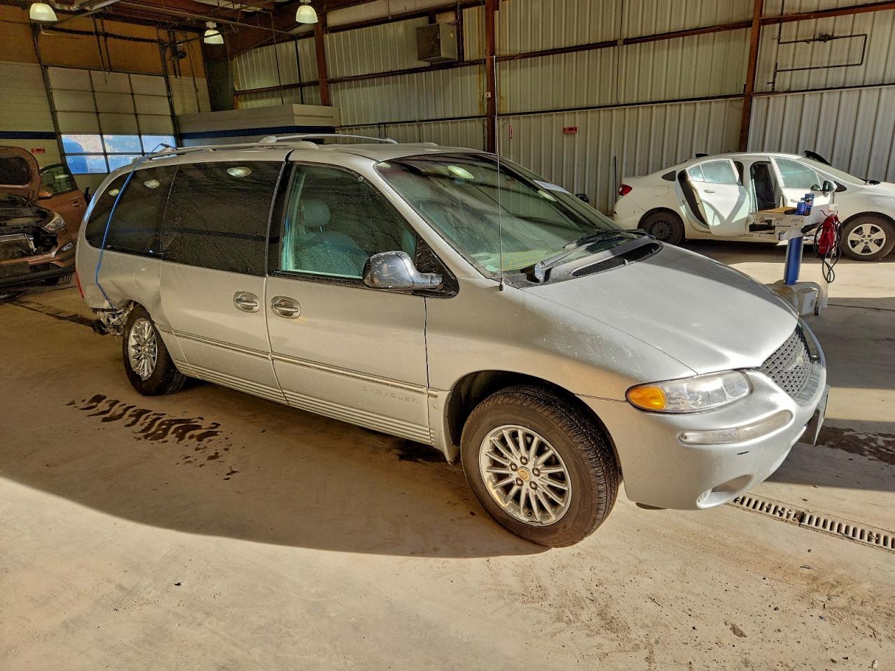2000 CHRYSLER TOWN & COUNTRY LIMITED photo 4