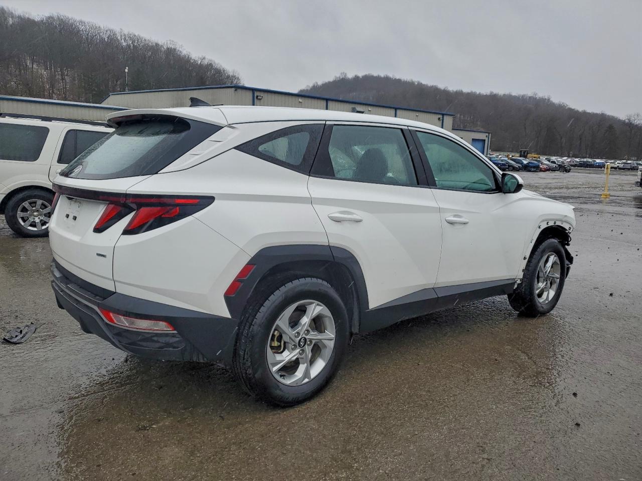 2023 HYUNDAI TUCSON SE photo 3