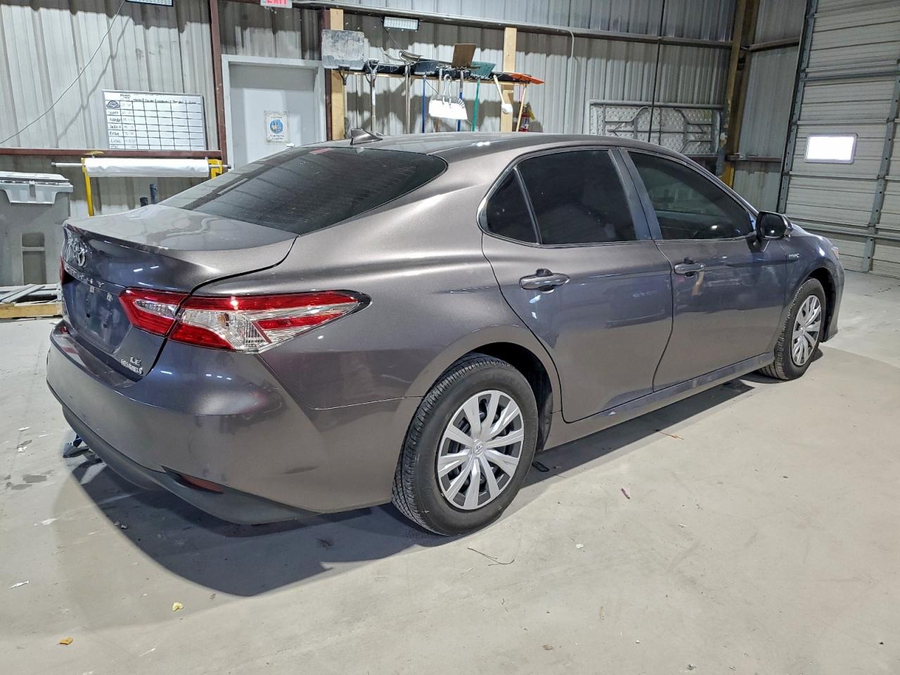 2020 TOYOTA CAMRY LE photo 3