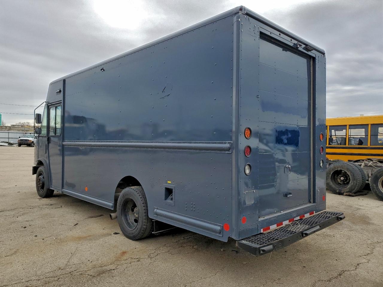 2020 FORD F59 photo 2