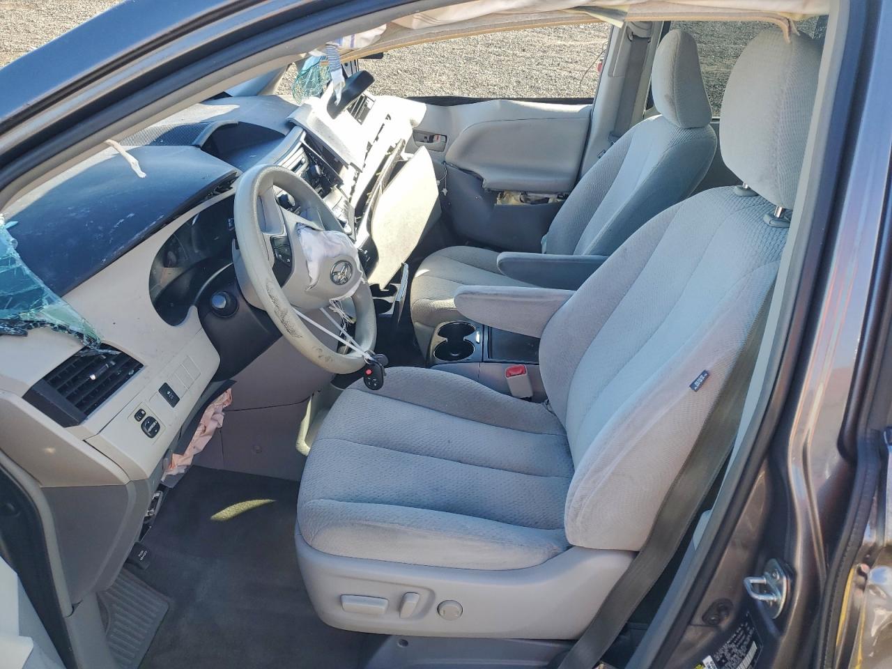 2014 TOYOTA SIENNA LE photo 7