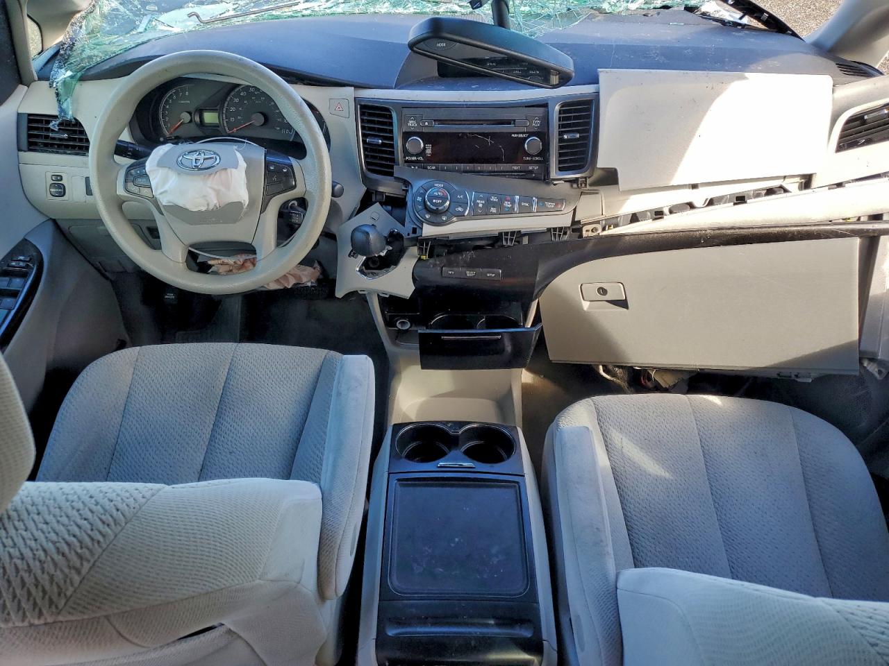 2014 TOYOTA SIENNA LE photo 8