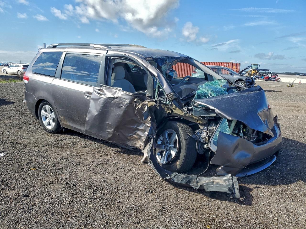 2014 TOYOTA SIENNA LE photo 4