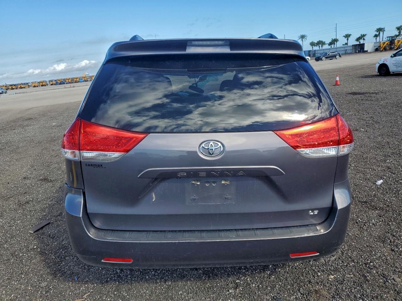 2014 TOYOTA SIENNA LE photo 6