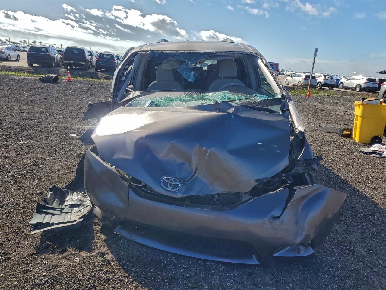 2014 TOYOTA SIENNA LE photo 5