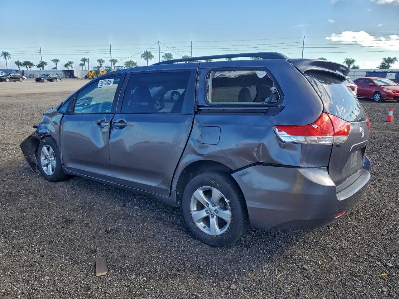 2014 TOYOTA SIENNA LE photo 2