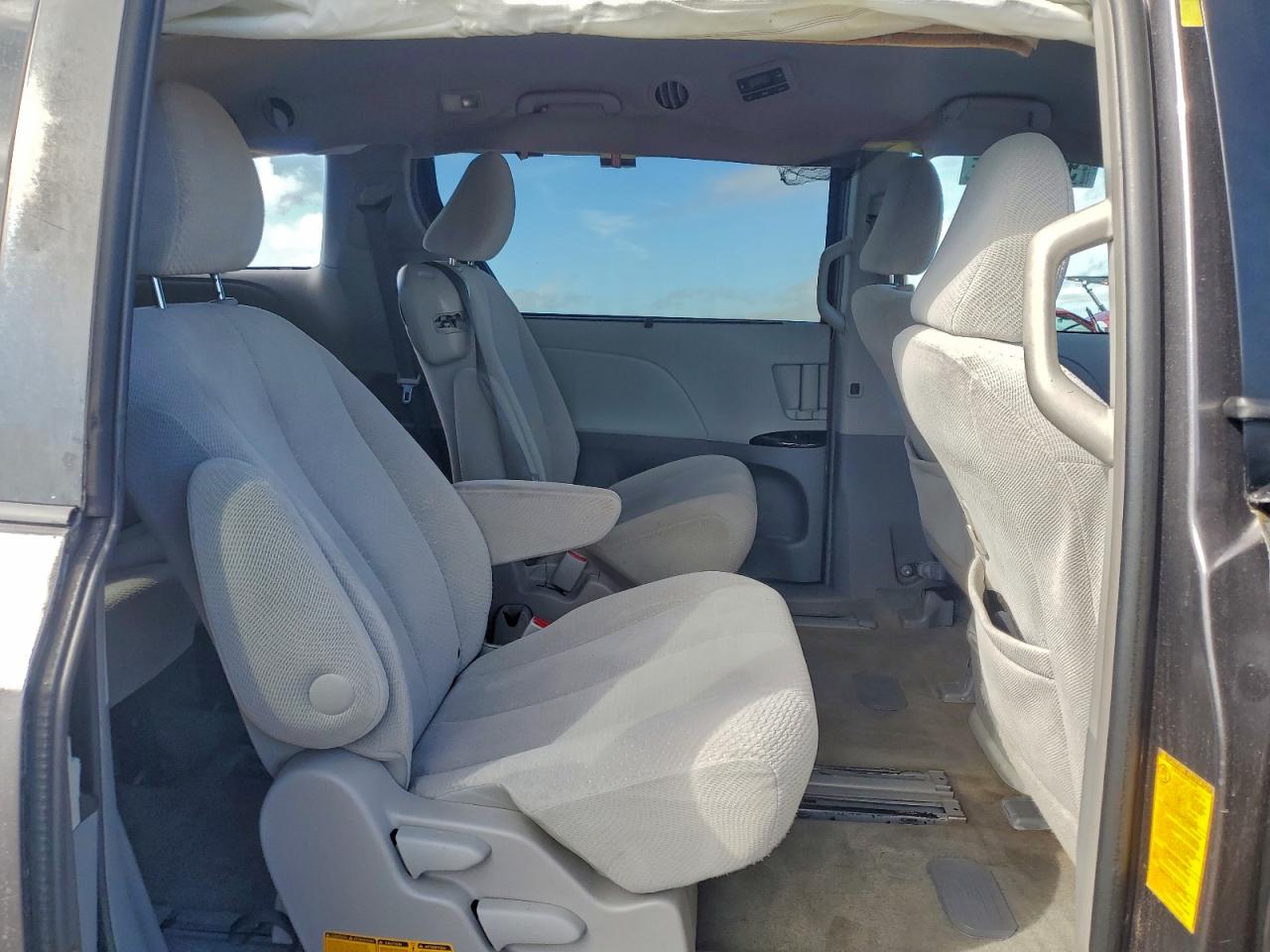 2014 TOYOTA SIENNA LE photo 11