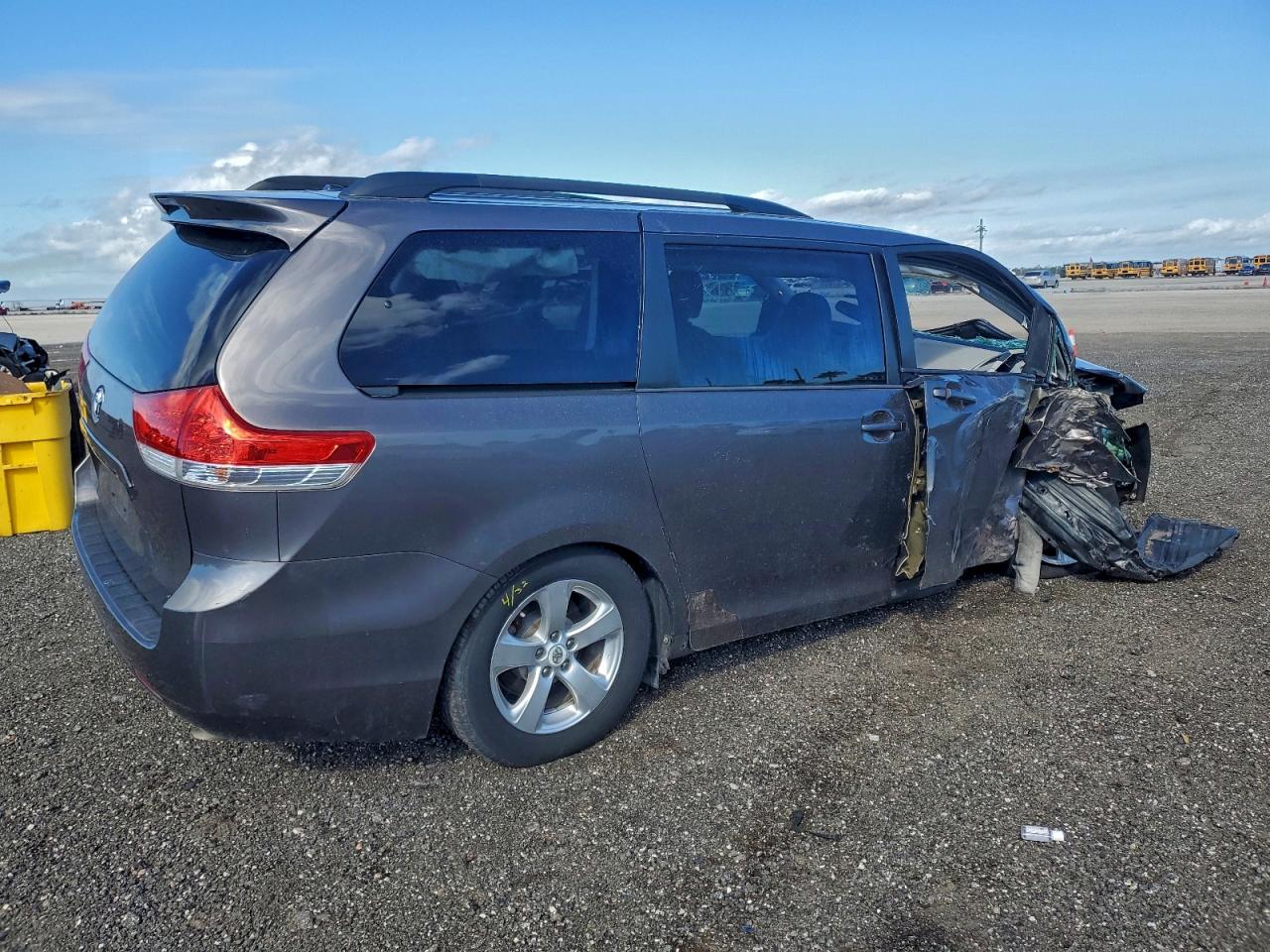 2014 TOYOTA SIENNA LE photo 3