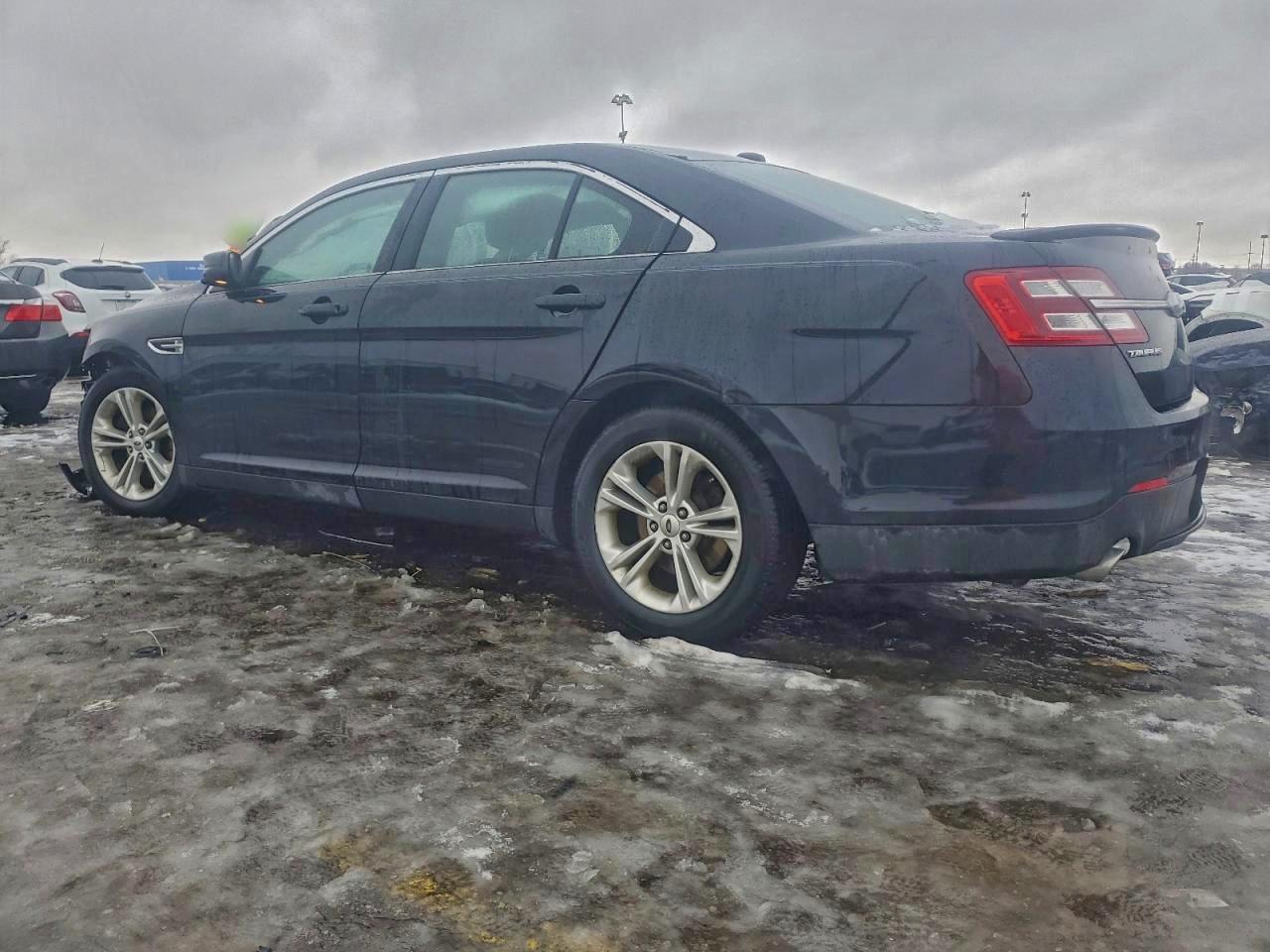 2016 FORD TAURUS SEL photo 2
