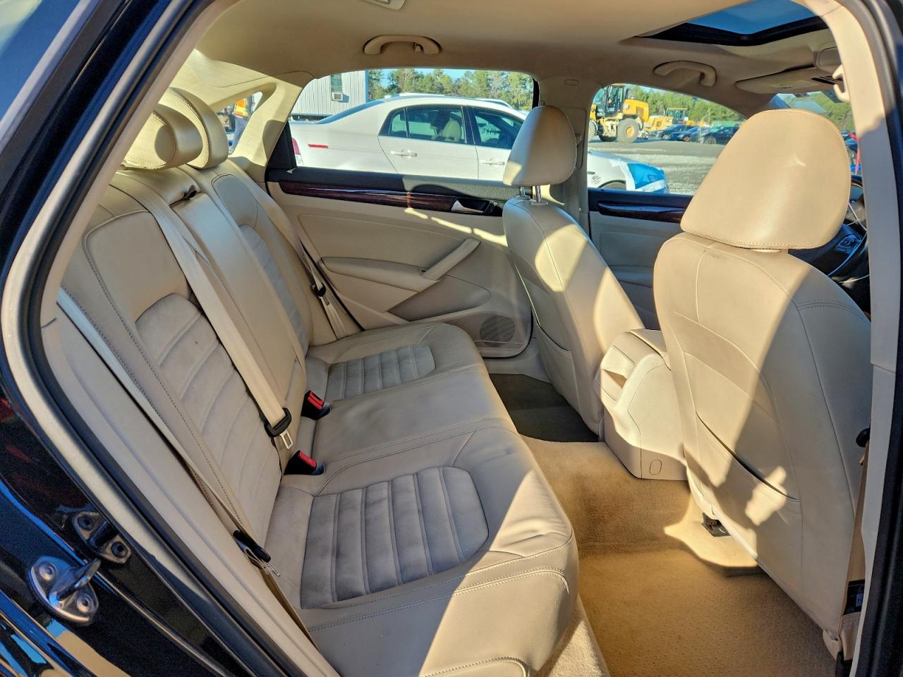 2012 VOLKSWAGEN PASSAT SEL photo 10