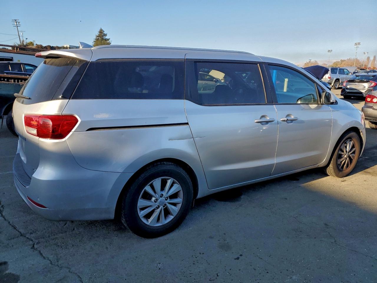 2017 KIA SEDONA LX photo 3