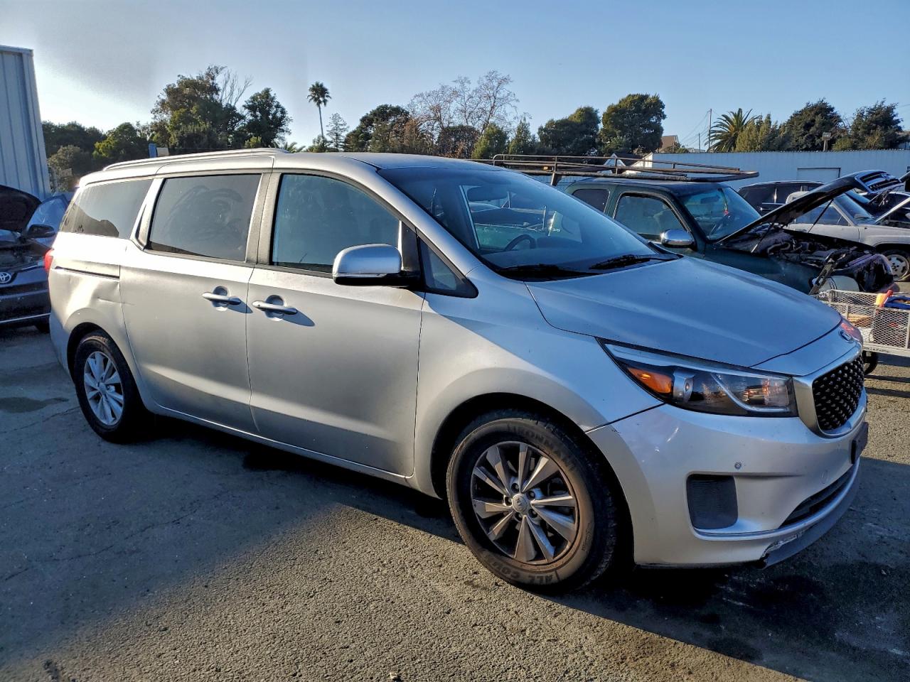 2017 KIA SEDONA LX photo 4