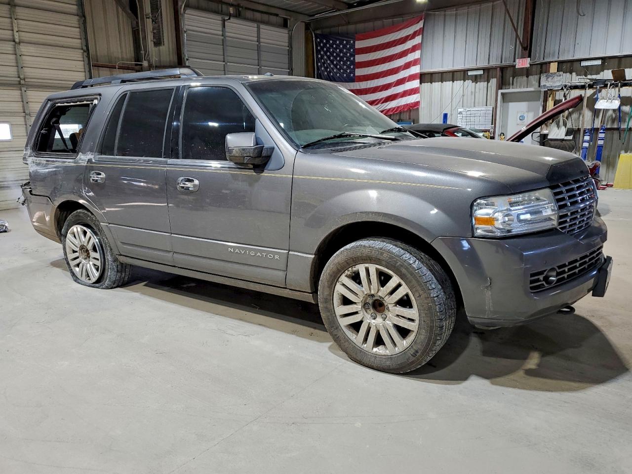 2013 LINCOLN NAVIGATOR photo 4