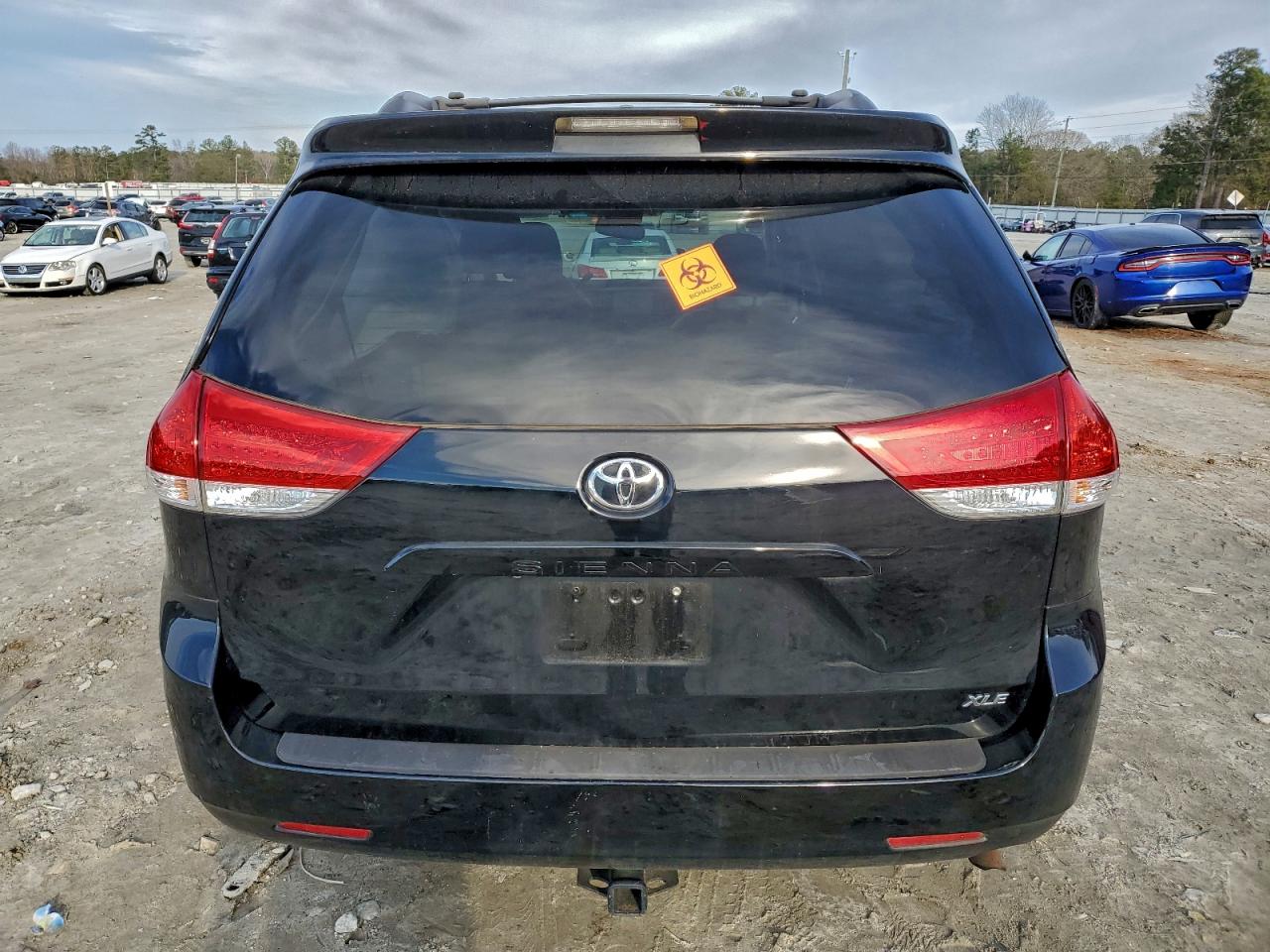 2013 TOYOTA SIENNA XLE photo 6