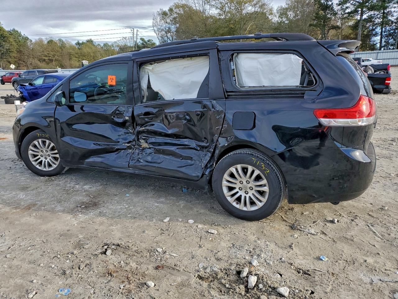 2013 TOYOTA SIENNA XLE photo 2