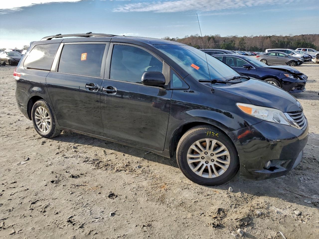 2013 TOYOTA SIENNA XLE photo 4