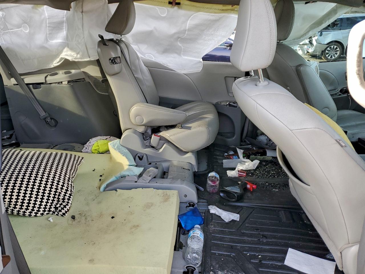 2013 TOYOTA SIENNA XLE photo 11