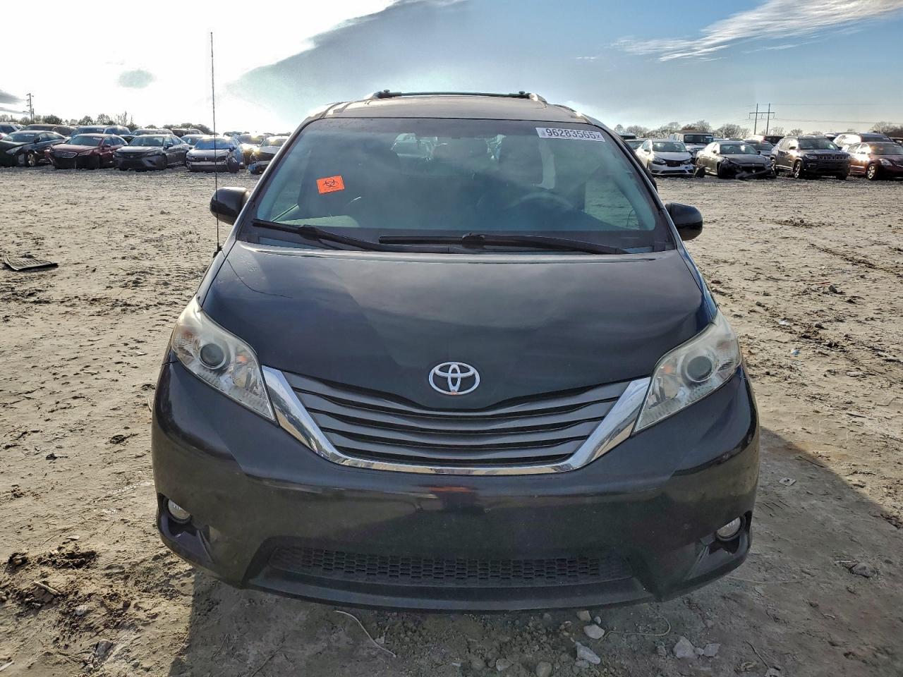 2013 TOYOTA SIENNA XLE photo 5