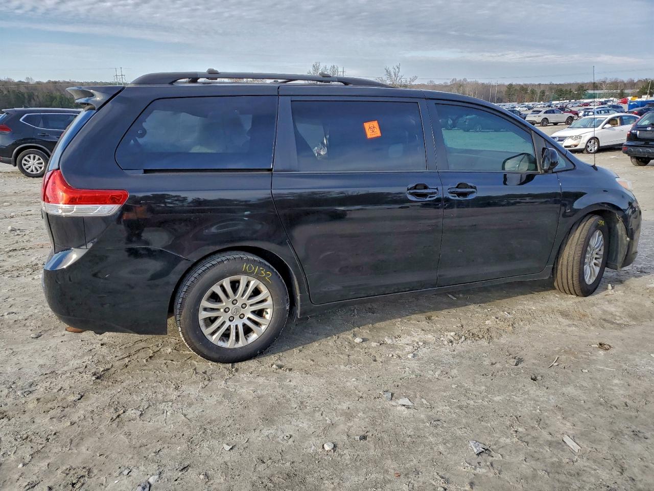 2013 TOYOTA SIENNA XLE photo 3