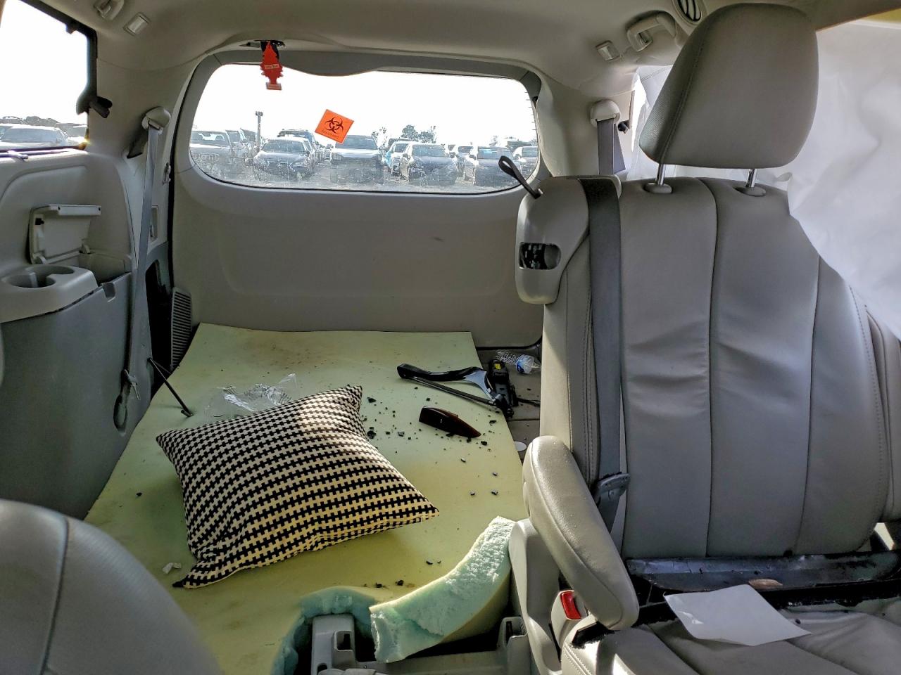 2013 TOYOTA SIENNA XLE photo 10