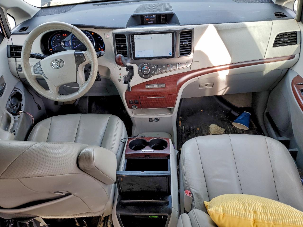2013 TOYOTA SIENNA XLE photo 8