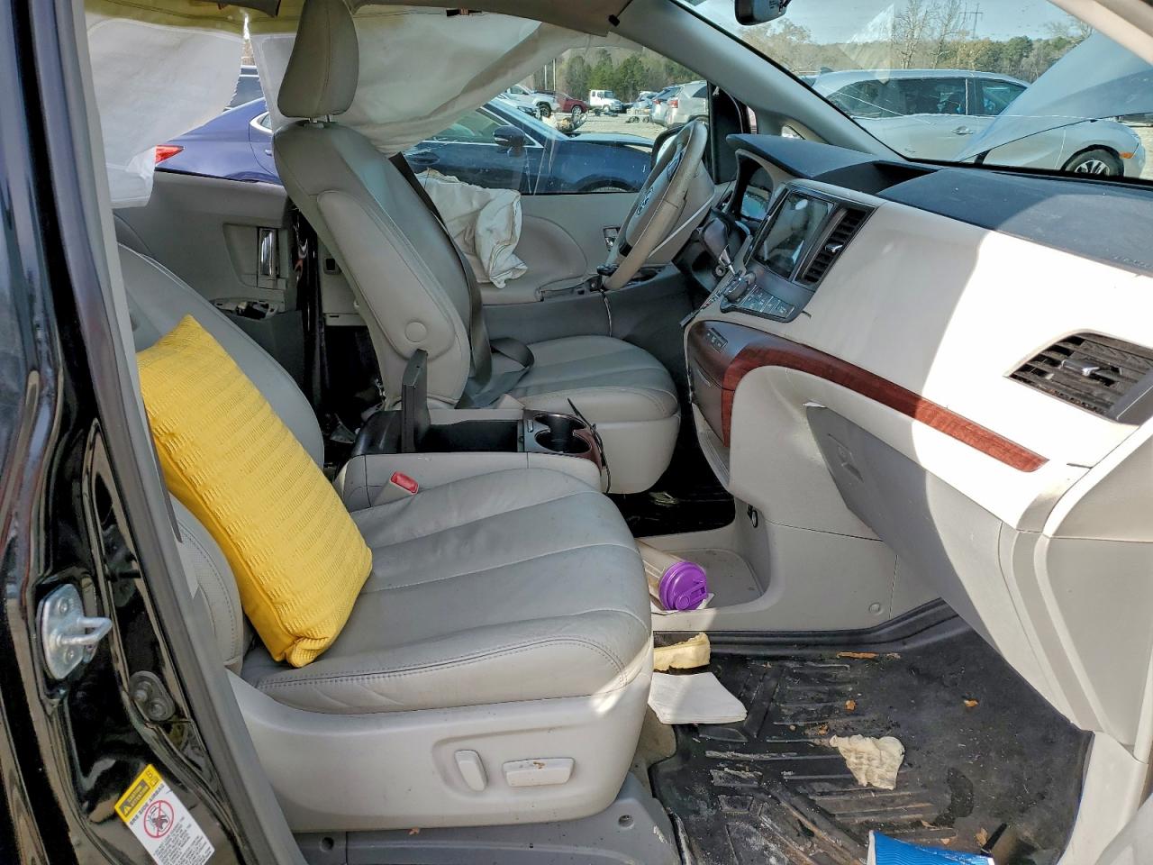 2013 TOYOTA SIENNA XLE photo 7