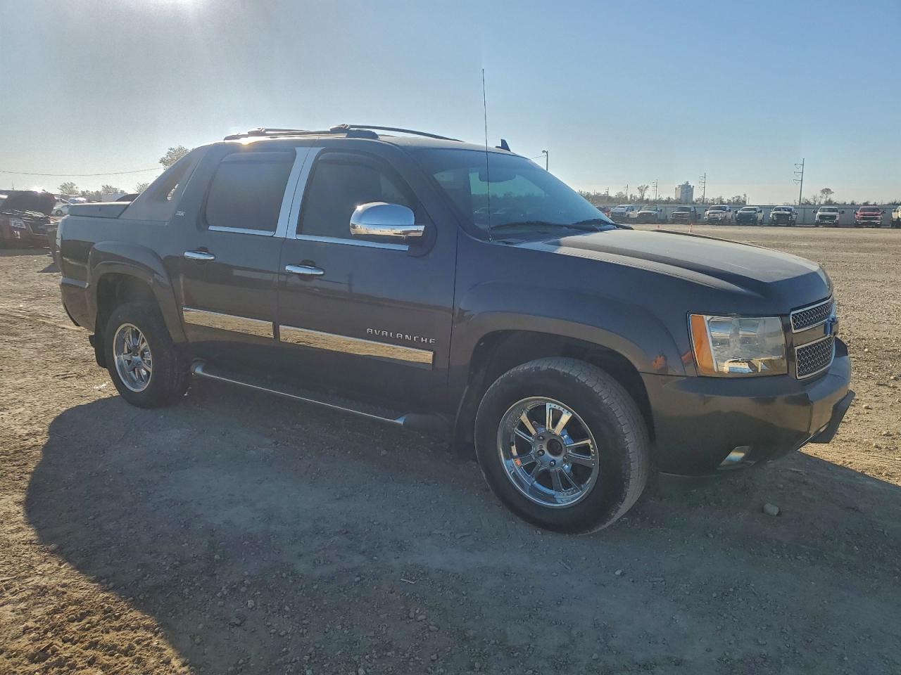 2011 CHEVROLET AVALANCHE LT photo 4