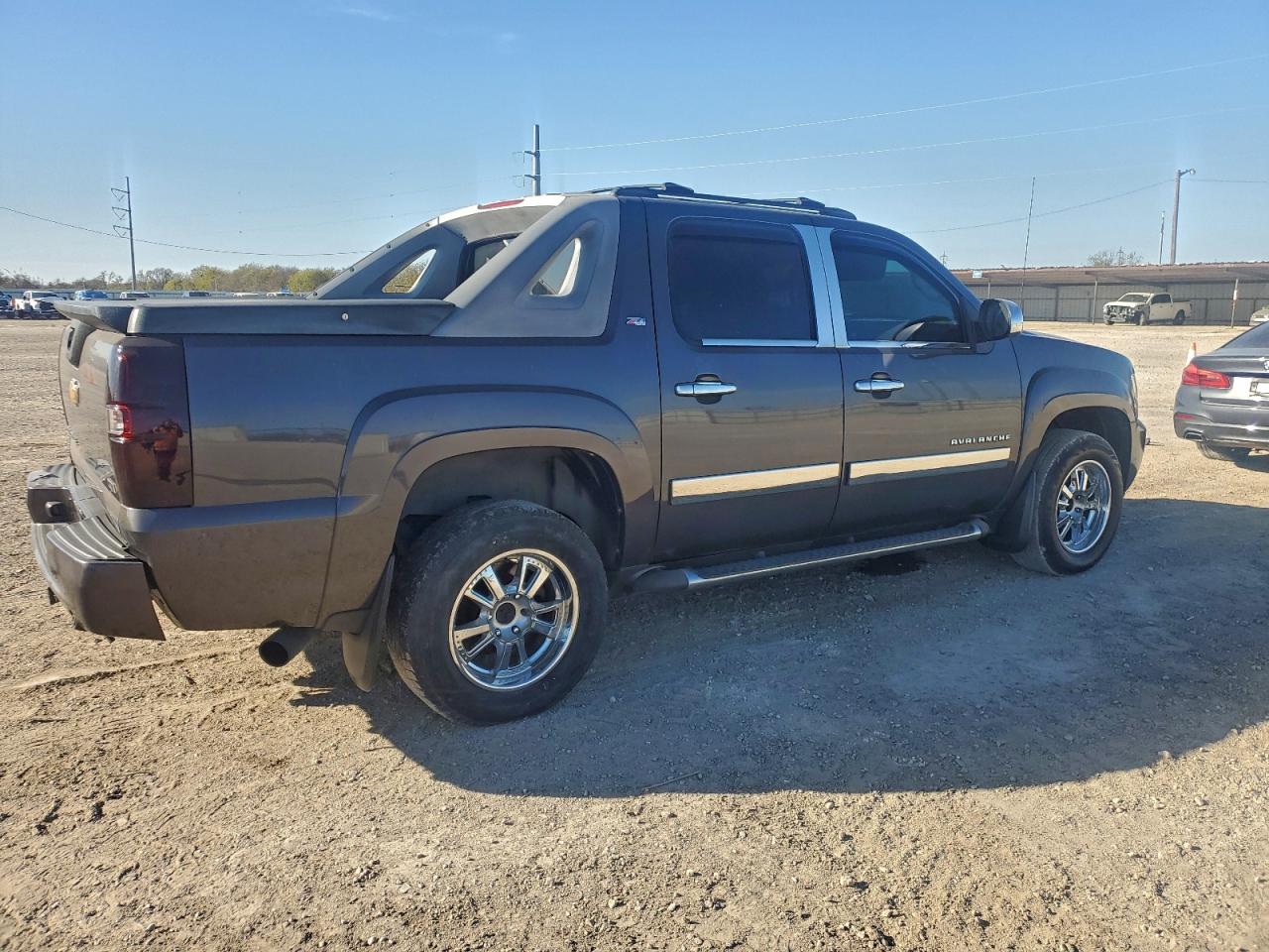 2011 CHEVROLET AVALANCHE LT photo 3