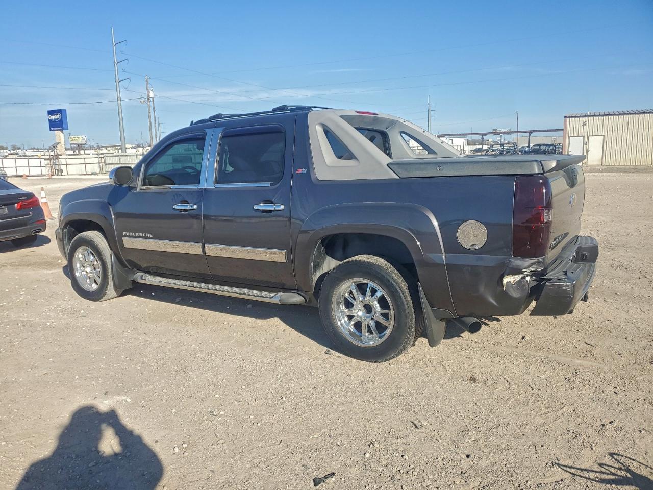 2011 CHEVROLET AVALANCHE LT photo 2