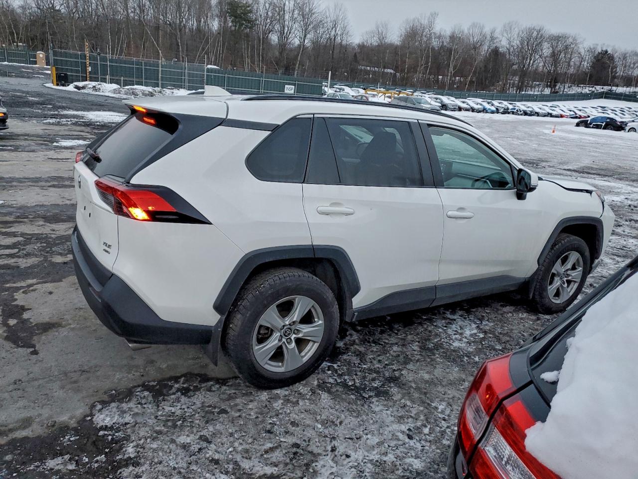 2021 TOYOTA RAV4 XLE photo 3