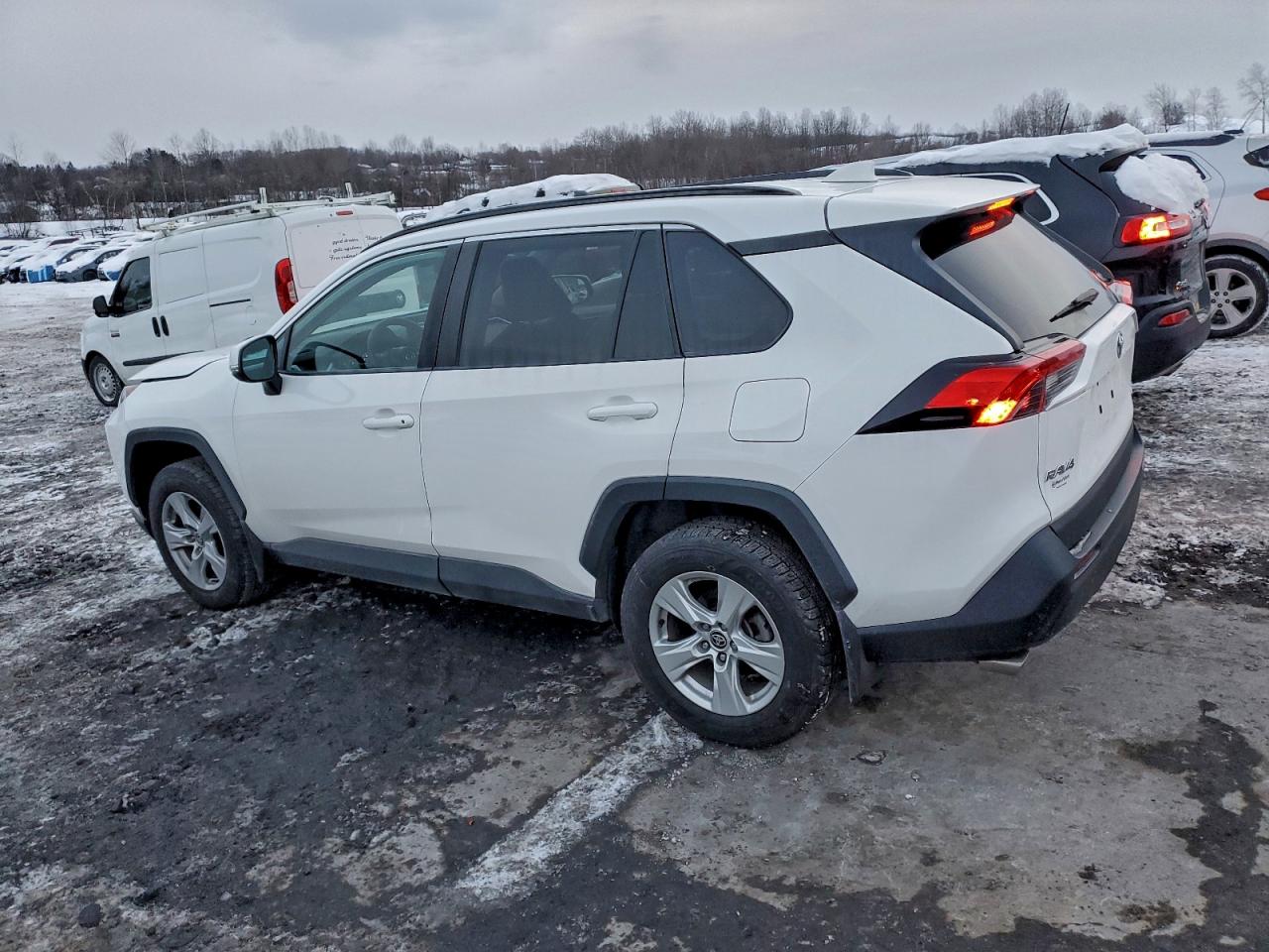 2021 TOYOTA RAV4 XLE photo 2