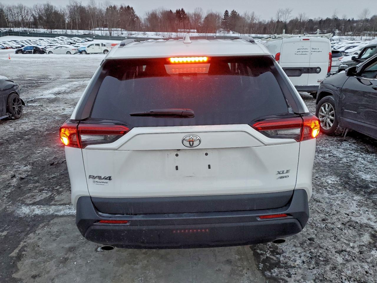 2021 TOYOTA RAV4 XLE photo 6