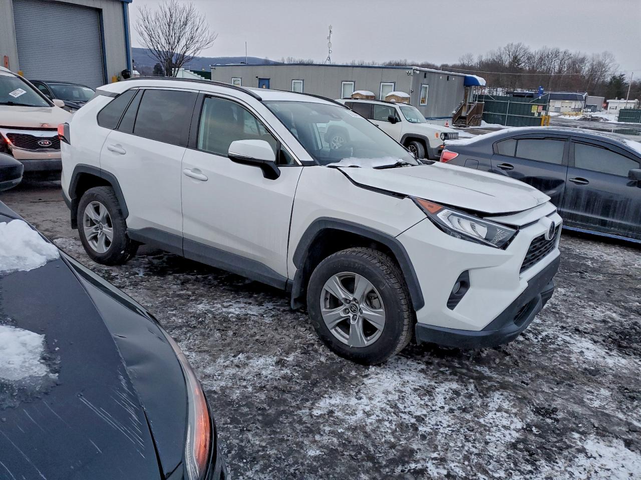 2021 TOYOTA RAV4 XLE photo 4
