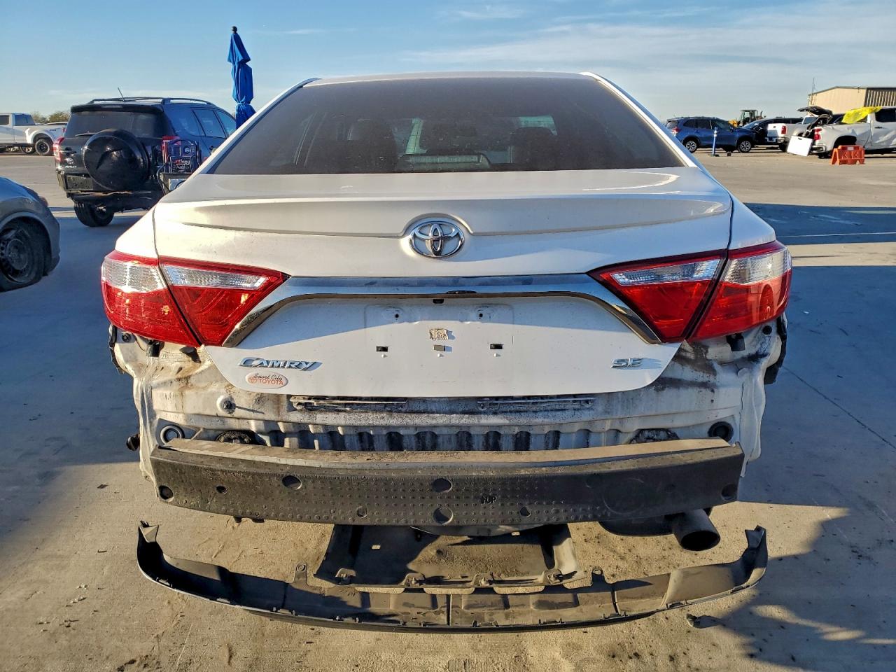 2017 TOYOTA CAMRY SE photo 6